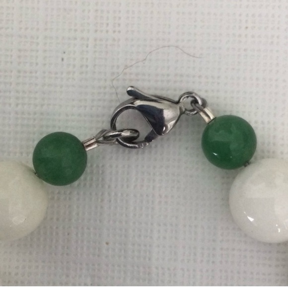Woman’s Stone Necklace with clasp color green white some red - Picture 3 of 5